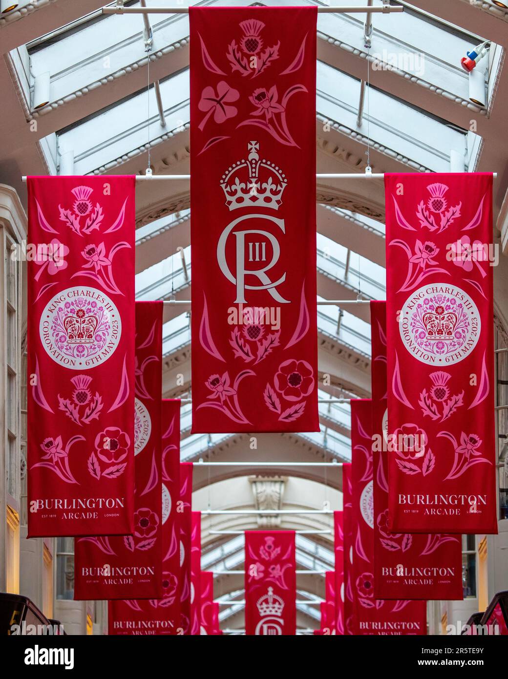 Londres, Royaume-Uni - 30 avril 2023 : bannières commémorant le couronnement de sa Majesté le roi Charles III, accroché dans l'arcade de Burlington à Londres, Royaume-Uni. Banque D'Images