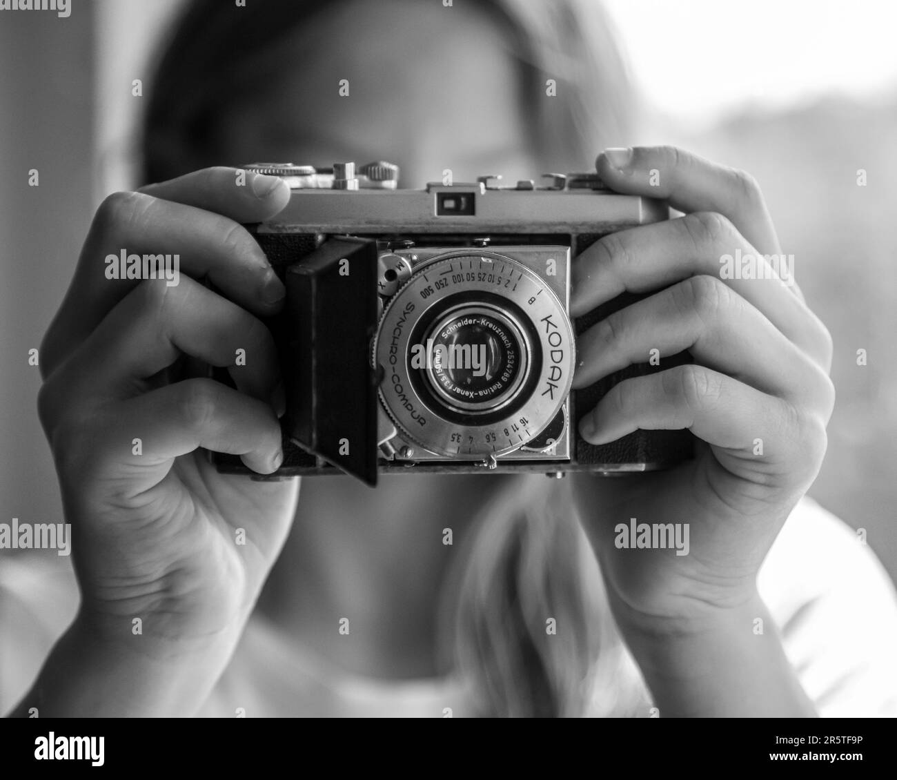 Une jeune femme qui prend une photo avec un appareil photo Kodak Banque D'Images