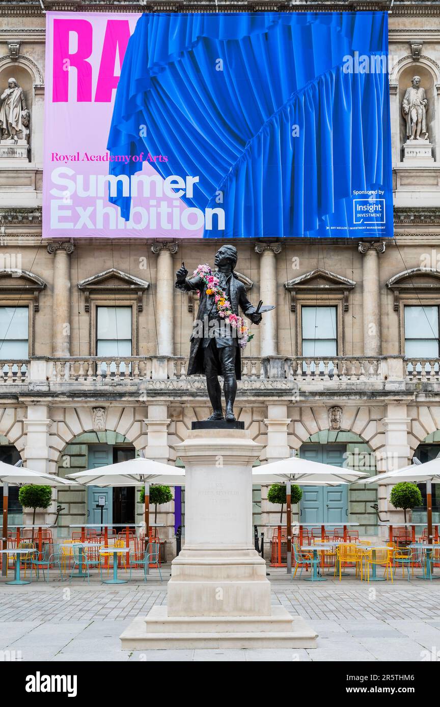 Londres, Royaume-Uni. 5th juin 2023. La statue de Sir Joshua Reynolds dans la cour Annenberg de la maison de Burlington est par tradition donné une ceinture florale pour l'exposition - l'exposition d'été 255th de la Royal Academy (RA) 2023 coordonnée par l'artiste britannique David Reffroi RA. Il comprend environ 1600 œuvres d'artistes émergents et établis. Crédit : Guy Bell/Alay Live News Banque D'Images