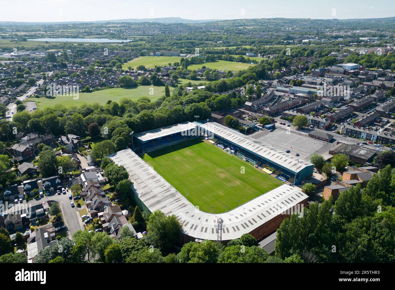 Bury, Royaume-Uni. 5 juin 2023. Une vue aérienne montre Gigg Lane Stadium, stade de Bury FC, Manchester, Royaume-Uni. Le Fbury FC doit retourner à Gigg Lane après que le FA a confirmé que le nom historique pourrait être utilisé. La décision est prise après que les partisans aient voté pour fusionner deux groupes d'fans dans le but d'avoir un club jouant à nouveau dans la maison historique des Shakers. Les Shakers ont été expulsés de l'EFL en 2019 dans un contexte de difficultés financières. Crédit : Jon Super/Alay Live News. Banque D'Images