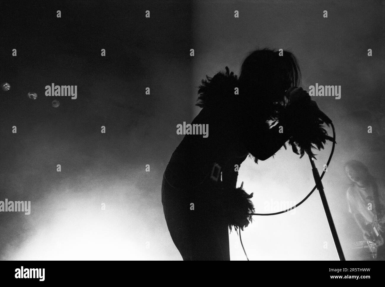 Toni Halliday, du groupe Curve, joue en direct à la salle Anson de  l'université de Bristol le 18 mars 1992. Photo: Rob Watkins Photo Stock -  Alamy