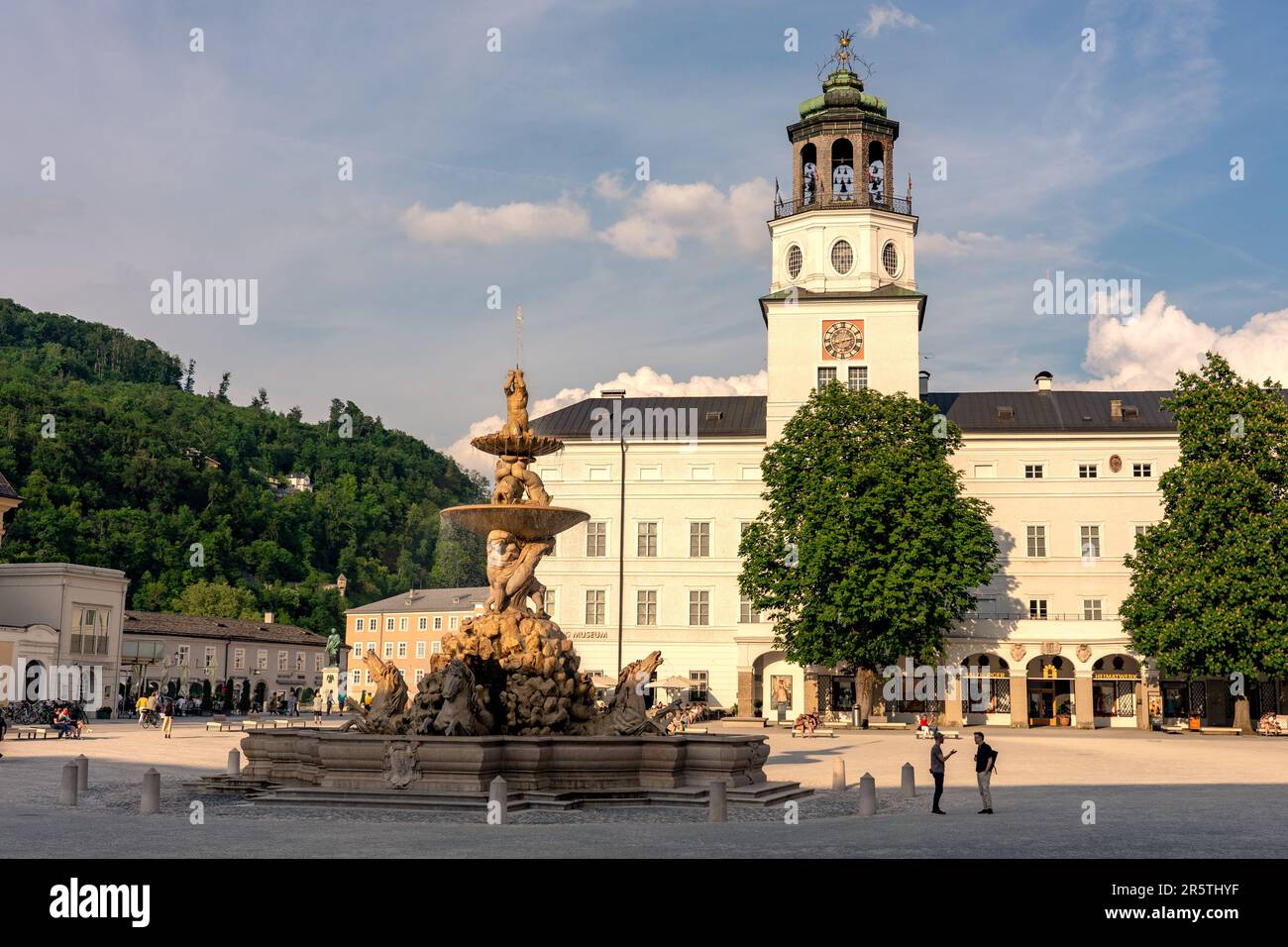Salzbourg, Autriche - 06.01.2023: Grande place principale de la Residenzplatz à Salzbourg avec dôme et fontaine . Banque D'Images