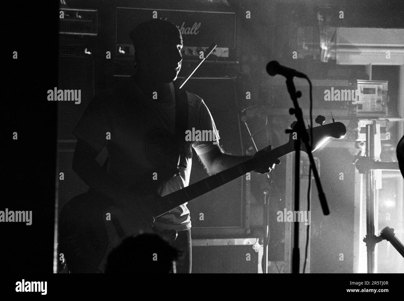 EAT, GROUPE INDÉPENDANT britannique, CONCERT, 1992 : le groupe britannique Eat joue en concert à l'Université de Cardiff le 5 mai 1992. Photographie : Rob Watkins. INFO : Eat était un groupe de rock indépendant britannique actif à la fin des années 80 et au début des années 90, mêlant rock alternatif avec funk et influences psychédéliques. Connus pour des titres comme « Shame », ils ont sorti deux albums avant de se séparer. Leur son défiait les genres et était énergique. Les membres étaient Ange Dolittle, Max Noble, Paul Noble, Tim Sewell et Pete Howard. Banque D'Images