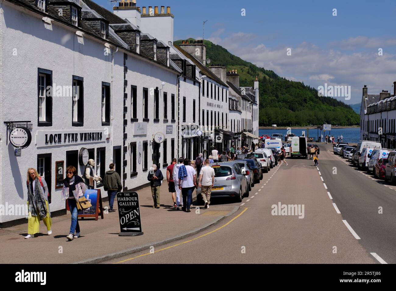 Inveraray, Écosse, Royaume-Uni. 5th juin 2023. Un beau temps chaud et ensoleillé se poursuit sur la côte ouest, les gens appréciant le plein air dans un cadre attrayant avec les villages pittoresques le long de la côte. Inveraray High Street avec vue sur le Loch Fyne. Crédit : Craig Brown/Alay Live News Banque D'Images