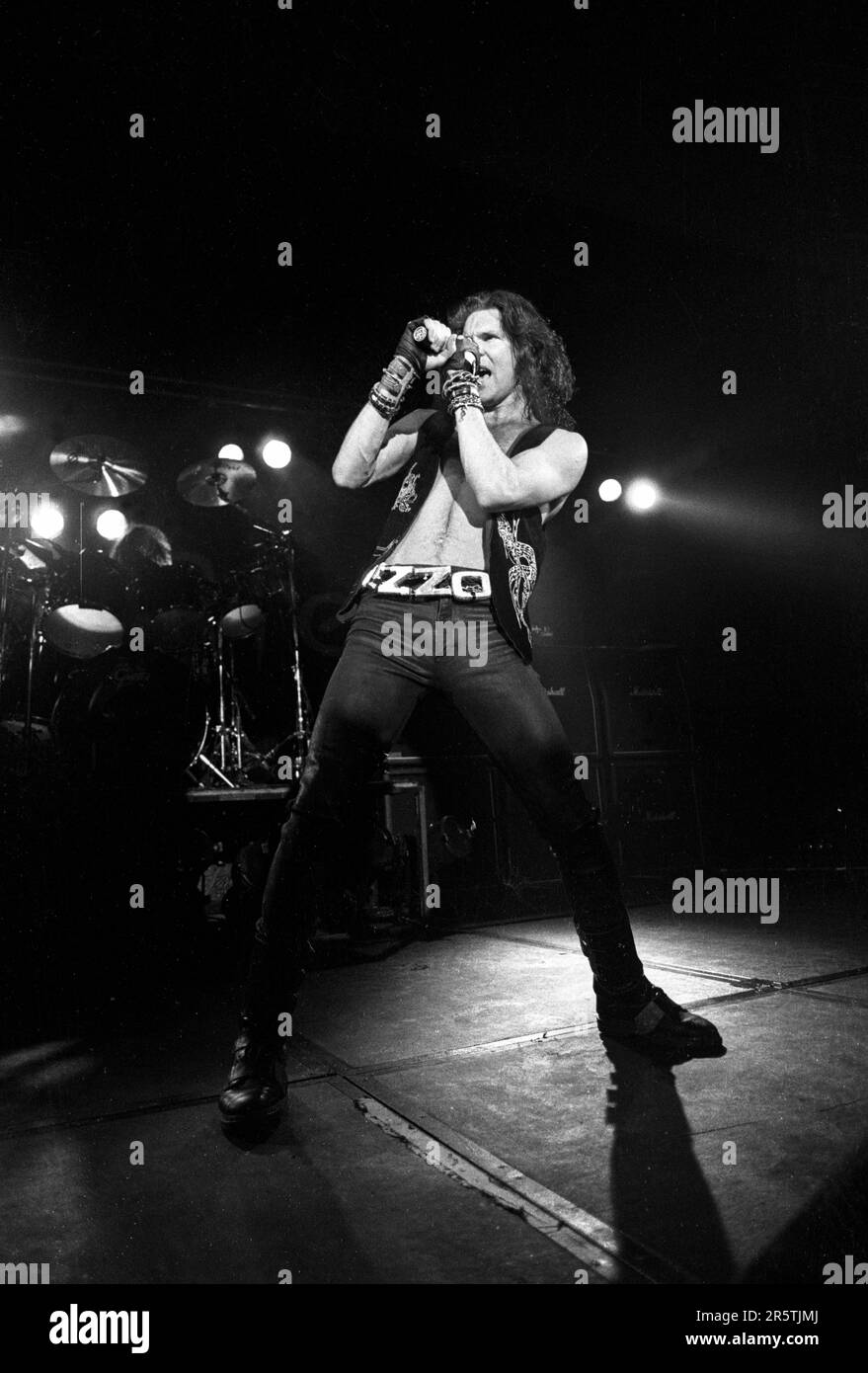 JIZZY PEARL, LOVE/HATE, LINE UP CLASSIQUE, 1992 : Jizzy Pearl – de son vrai nom Jim Wilkinson – chanteur du groupe de rock américain Love/Hate jouant en concert à l'Université de Cardiff le 15 avril 1992. Photographie : Rob Watkins. INFO : Love/Hate, un groupe de hard rock américain de Los Angeles, a émergé à la fin des années 1980 avec un son gritty et effervescent. Leur premier album Blackout in the Red Room en 1990 a gagné un statut culte, mêlant l'énergie glam metal à l'attitude brute, streetwise et Edge. Banque D'Images