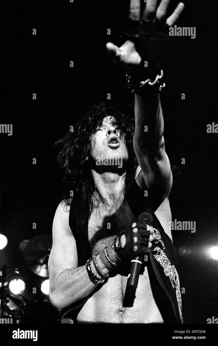 JIZZY PEARL, LOVE/HATE, LINE UP CLASSIQUE, 1992 : Jizzy Pearl – de son vrai nom Jim Wilkinson – chanteur du groupe de rock américain Love/Hate jouant en concert à l'Université de Cardiff le 15 avril 1992. Photographie : Rob Watkins. INFO : Love/Hate, un groupe de hard rock américain de Los Angeles, a émergé à la fin des années 1980 avec un son gritty et effervescent. Leur premier album Blackout in the Red Room en 1990 a gagné un statut culte, mêlant l'énergie glam metal à l'attitude brute, streetwise et Edge. Banque D'Images