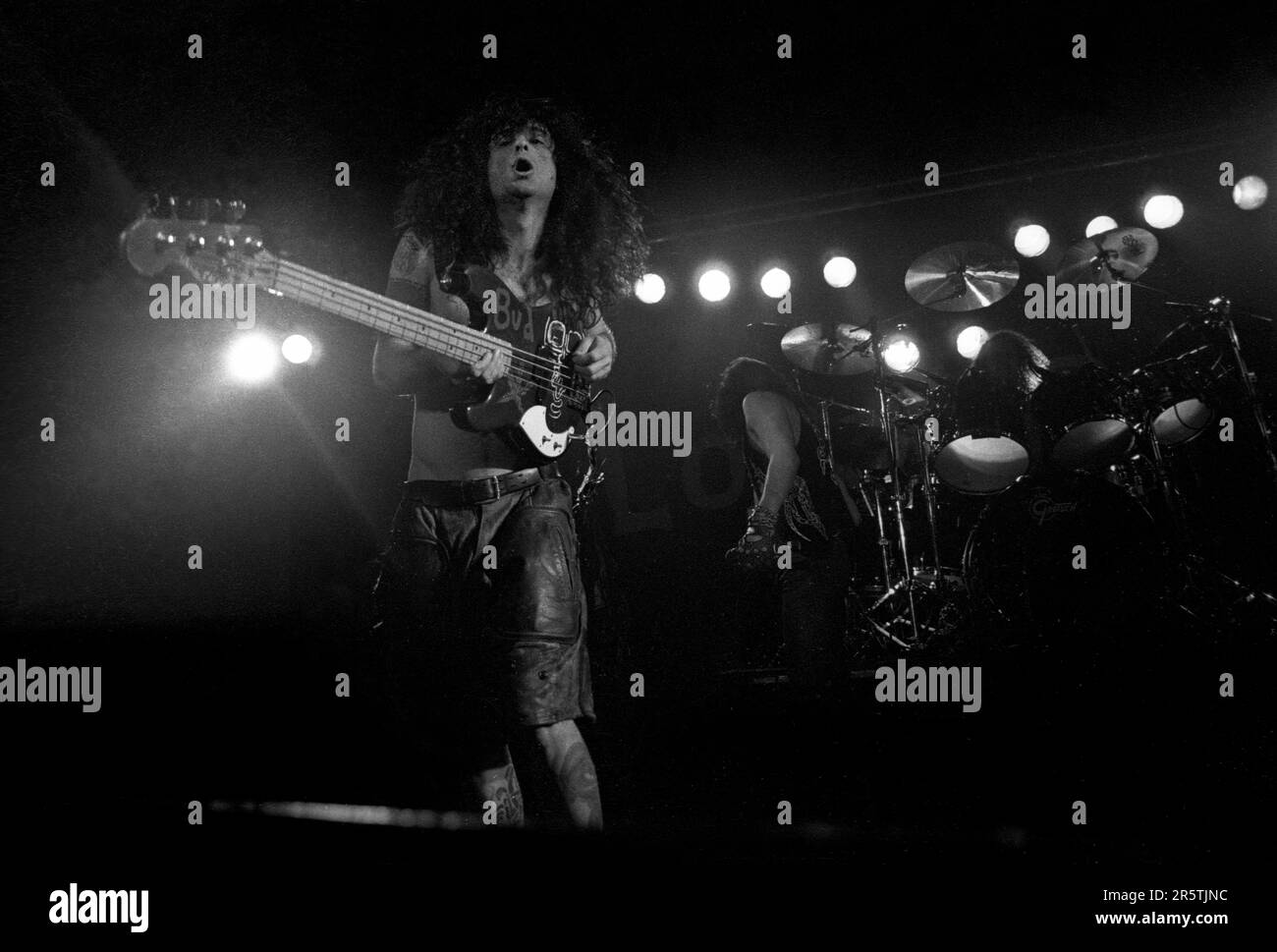 SKID ROSE, LOVE/HATE, LINE UP CLASSIQUE, 1992 : le bassiste Skid Rose du groupe de rock américain Love/Hate jouant en concert à l'Université de Cardiff le 15 avril 1992. Photographie : Rob Watkins. INFO : Love/Hate, un groupe de hard rock américain de Los Angeles, a émergé à la fin des années 1980 avec un son gritty et effervescent. Leur premier album Blackout in the Red Room en 1990 a gagné un statut culte, mêlant l'énergie glam metal à l'attitude brute, streetwise et Edge. Banque D'Images