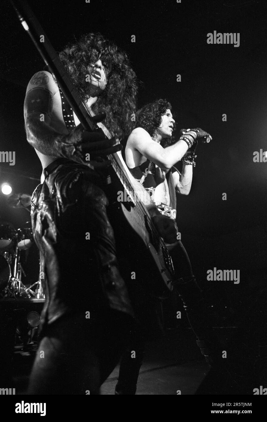JIZZY PEARL, SKID ROSE, LOVE/HATE, CLASSIC LINE UP, 1992 : Jizzy Pearl – de son vrai nom Jim Wilkinson – chanteur avec le groupe de rock américain Love/Hate et le bassiste Skid Rose jouant en concert à l'Université de Cardiff le 15 avril 1992. Photographie : Rob Watkins. INFO : Love/Hate, un groupe de hard rock américain de Los Angeles, a émergé à la fin des années 1980 avec un son gritty et effervescent. Leur premier album Blackout in the Red Room en 1990 a gagné un statut culte, mêlant l'énergie glam metal à l'attitude brute, streetwise et Edge. Banque D'Images