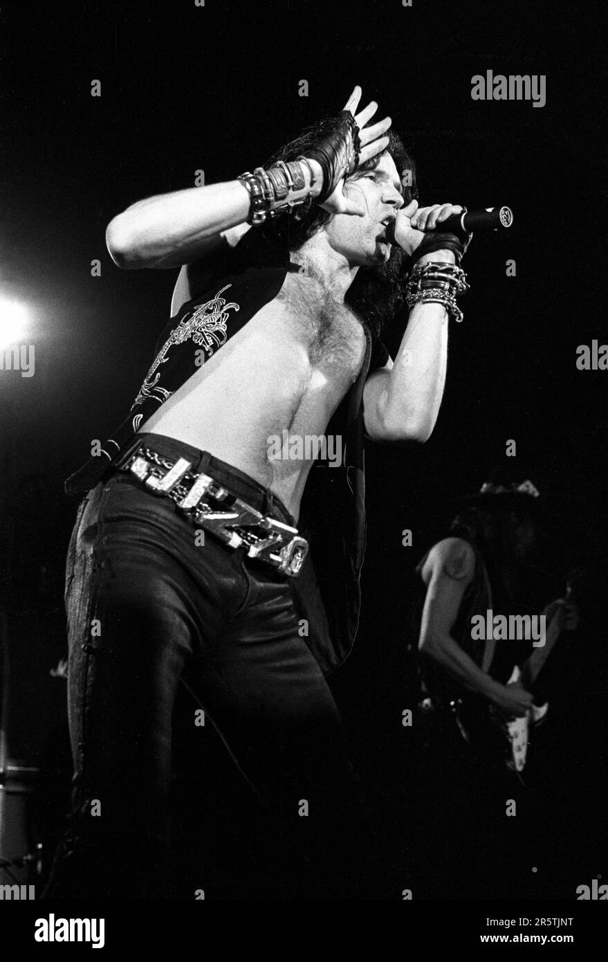 JIZZY PEARL, LOVE/HATE, LINE UP CLASSIQUE, 1992 : Jizzy Pearl – de son vrai nom Jim Wilkinson – chanteur du groupe de rock américain Love/Hate jouant en concert à l'Université de Cardiff le 15 avril 1992. Photographie : Rob Watkins. INFO : Love/Hate, un groupe de hard rock américain de Los Angeles, a émergé à la fin des années 1980 avec un son gritty et effervescent. Leur premier album Blackout in the Red Room en 1990 a gagné un statut culte, mêlant l'énergie glam metal à l'attitude brute, streetwise et Edge. Banque D'Images