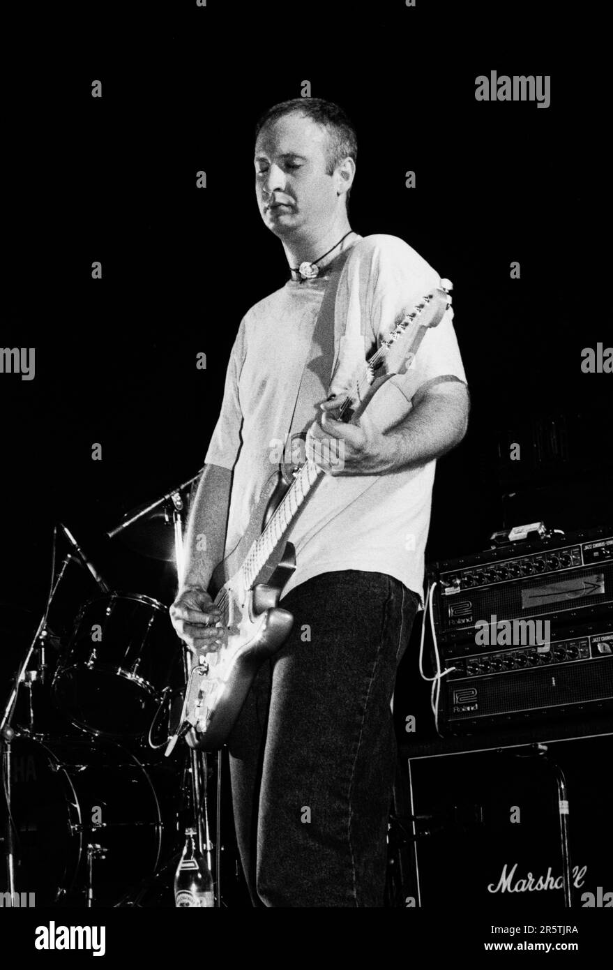 BOB MOLD, SUGAR, COPPER BLUE TOUR, 1992 : Bob Mould du légendaire groupe de grunge Sugar lors de leur tournée Copper Blue Tour à l'Université de Cardiff le 17 décembre 1992. Photographie : Rob Watkins. INFO : Sugar, un groupe de rock alternatif américain formé en 1992 à Athens, en Géorgie, par Bob Mould, a été acclamé pour son mélange d'énergie punk et de hooks mélodiques. Des tubes comme If I Can't change Your Mind et Helpless ont consolidé leur statut d'icônes du rock indépendant des années 90. Banque D'Images