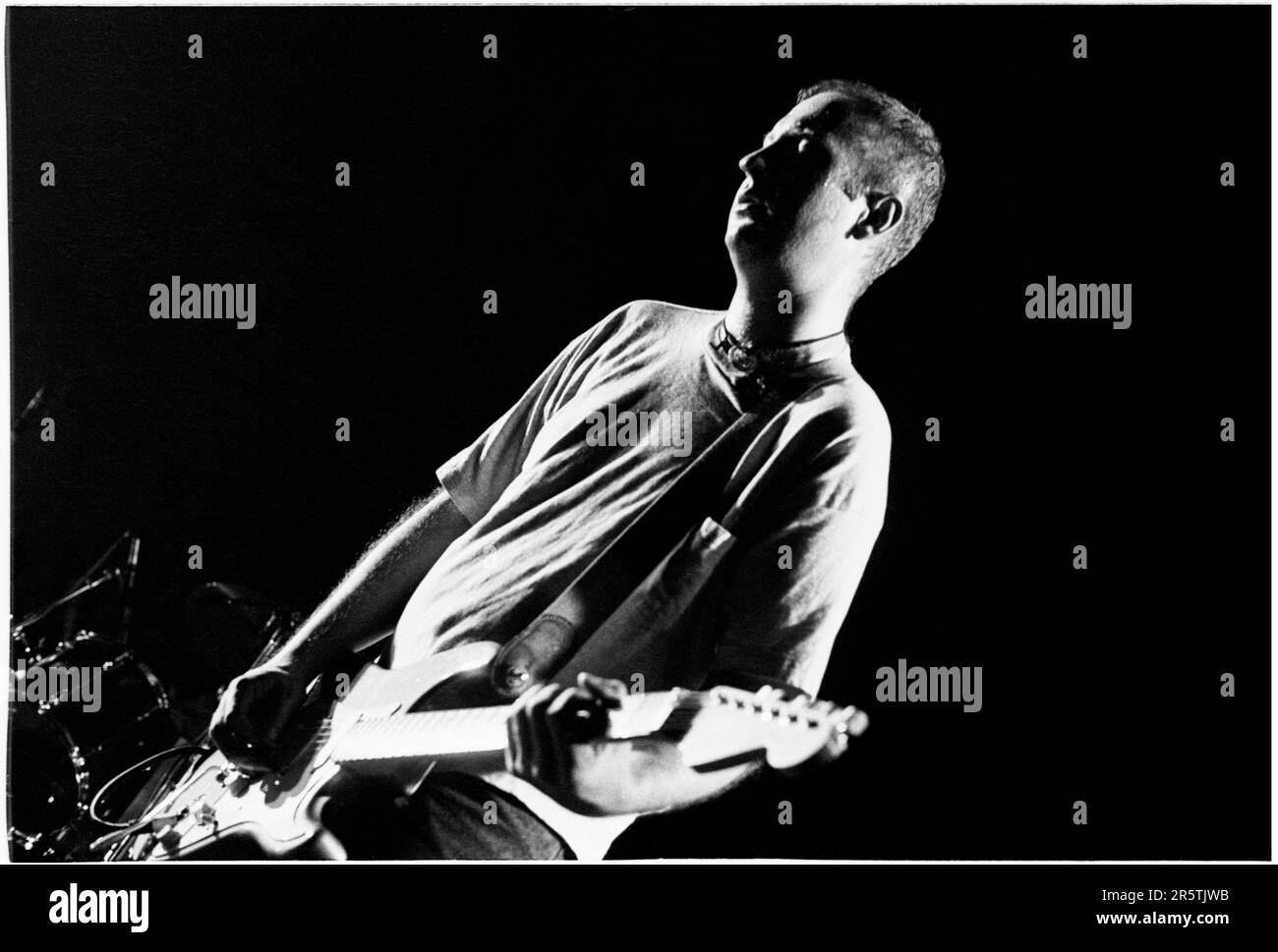 BOB MOLD, SUGAR, COPPER BLUE TOUR, 1992 : Bob Mould du légendaire groupe de grunge Sugar lors de leur tournée Copper Blue Tour à l'Université de Cardiff le 17 décembre 1992. Photographie : Rob Watkins. INFO : Sugar, un groupe de rock alternatif américain formé en 1992 à Athens, en Géorgie, par Bob Mould, a été acclamé pour son mélange d'énergie punk et de hooks mélodiques. Des tubes comme If I Can't change Your Mind et Helpless ont consolidé leur statut d'icônes du rock indépendant des années 90. Banque D'Images