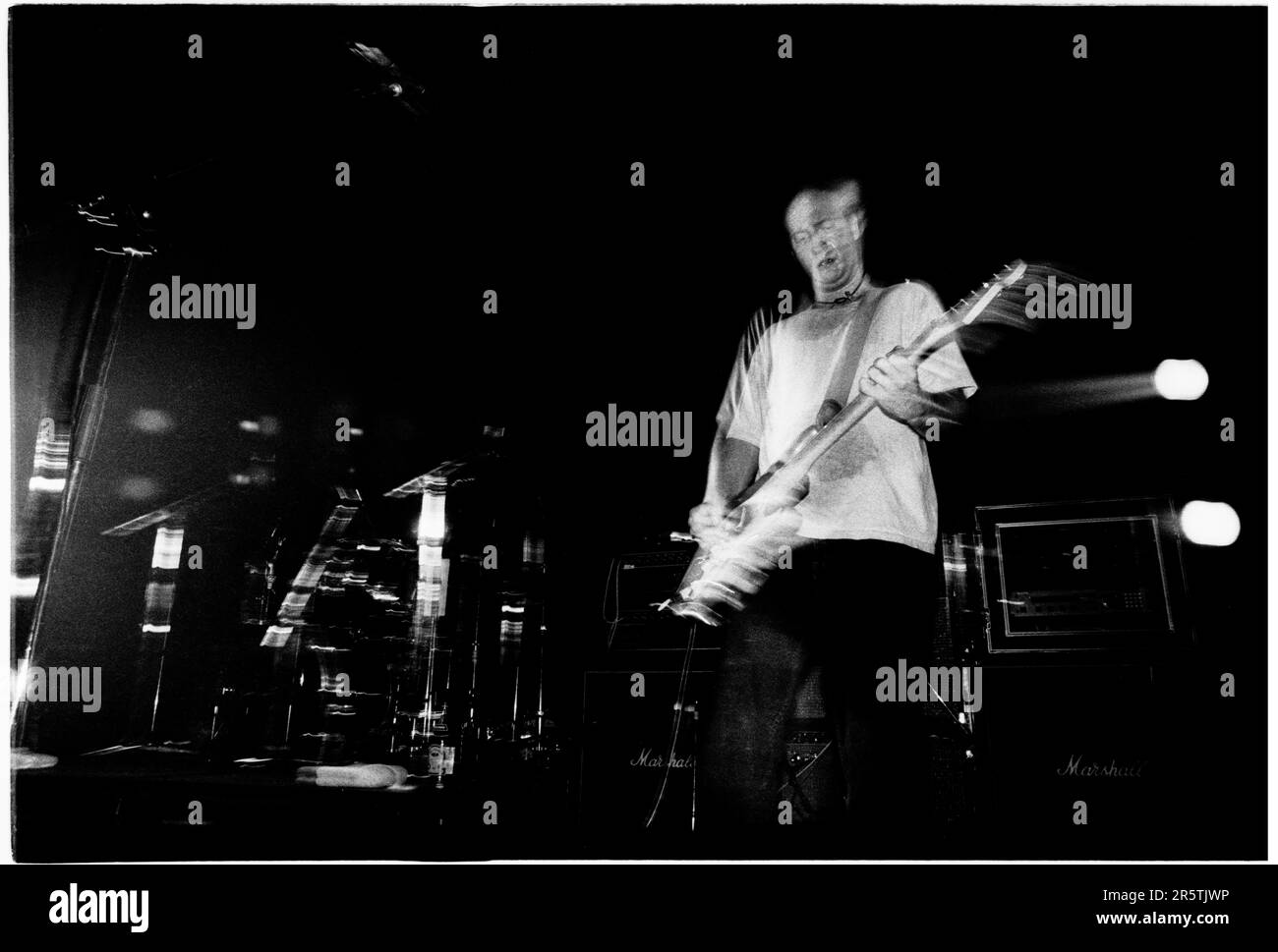 BOB MOLD, SUGAR, COPPER BLUE TOUR, 1992 : Bob Mould du légendaire groupe de grunge Sugar lors de leur tournée Copper Blue Tour à l'Université de Cardiff le 17 décembre 1992. Photographie : Rob Watkins. INFO : Sugar, un groupe de rock alternatif américain formé en 1992 à Athens, en Géorgie, par Bob Mould, a été acclamé pour son mélange d'énergie punk et de hooks mélodiques. Des tubes comme If I Can't change Your Mind et Helpless ont consolidé leur statut d'icônes du rock indépendant des années 90. Banque D'Images