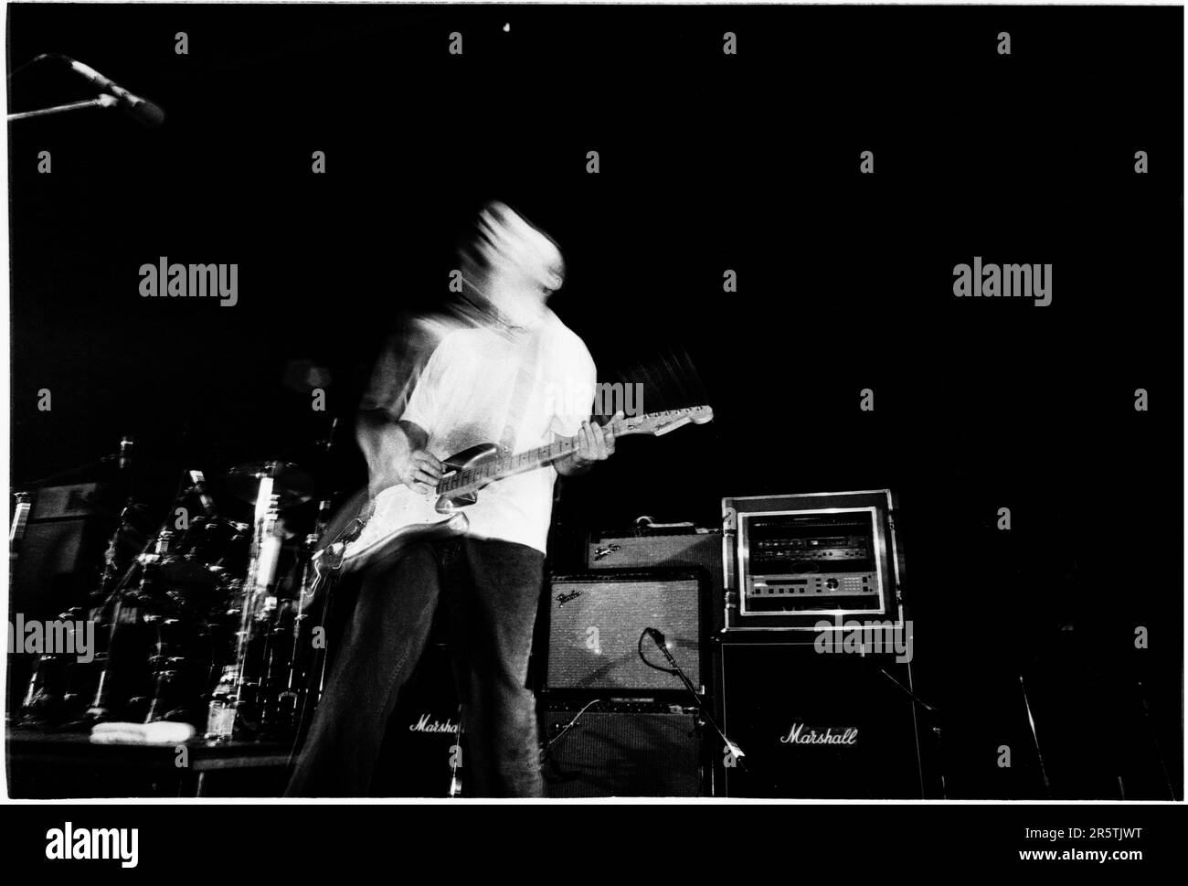 BOB MOLD, SUGAR, COPPER BLUE TOUR, 1992 : Bob Mould du légendaire groupe de grunge Sugar lors de leur tournée Copper Blue Tour à l'Université de Cardiff le 17 décembre 1992. Photographie : Rob Watkins. INFO : Sugar, un groupe de rock alternatif américain formé en 1992 à Athens, en Géorgie, par Bob Mould, a été acclamé pour son mélange d'énergie punk et de hooks mélodiques. Des tubes comme If I Can't change Your Mind et Helpless ont consolidé leur statut d'icônes du rock indépendant des années 90. Banque D'Images