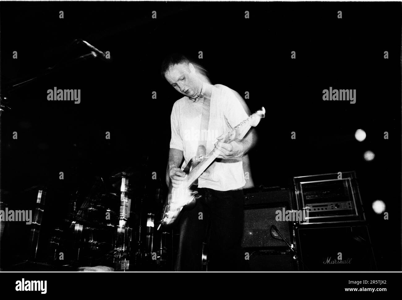 BOB MOLD, SUGAR, COPPER BLUE TOUR, 1992 : Bob Mould du légendaire groupe de grunge Sugar lors de leur tournée Copper Blue Tour à l'Université de Cardiff le 17 décembre 1992. Photographie : Rob Watkins. INFO : Sugar, un groupe de rock alternatif américain formé en 1992 à Athens, en Géorgie, par Bob Mould, a été acclamé pour son mélange d'énergie punk et de hooks mélodiques. Des tubes comme If I Can't change Your Mind et Helpless ont consolidé leur statut d'icônes du rock indépendant des années 90. Banque D'Images