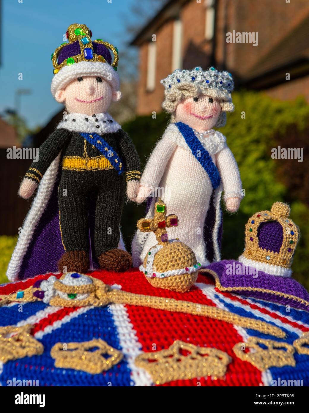 Sussex, Royaume-Uni - 30 avril 2023 : un surmontoir de boîte postale tricoté sur une boîte postale rouge dans le village de Cowfold à West Sussex, Royaume-Uni. Banque D'Images