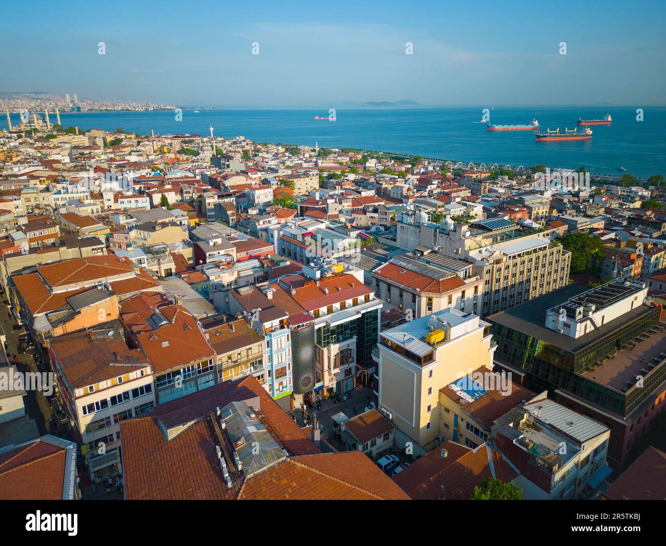 Quartier historique de Sultanahmet vue aérienne avec la mer de Marmara à l'arrière-plan dans la ville historique d'Istanbul, Turquie. Les quartiers historiques d'Istanbul est un Banque D'Images