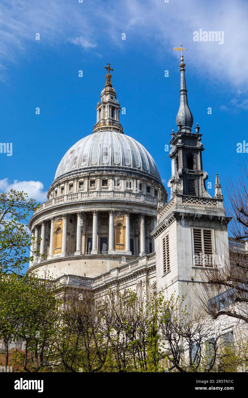 Le dôme de Saint La cathédrale Pauls avec la vieille tour de la rue Augustine Watling Street dans la City de Londres, Royaume-Uni. Banque D'Images