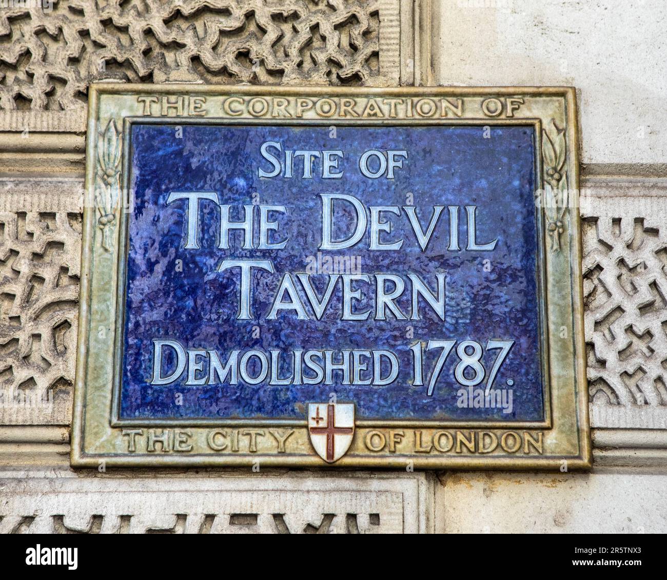 Londres, Royaume-Uni - 20 avril 2023: Une plaque bleue sur Fleet Street à Londres, Royaume-Uni, marquant l'endroit où la taverne du diable était autrefois debout jusqu'à ce qu'elle ait été démolis Banque D'Images