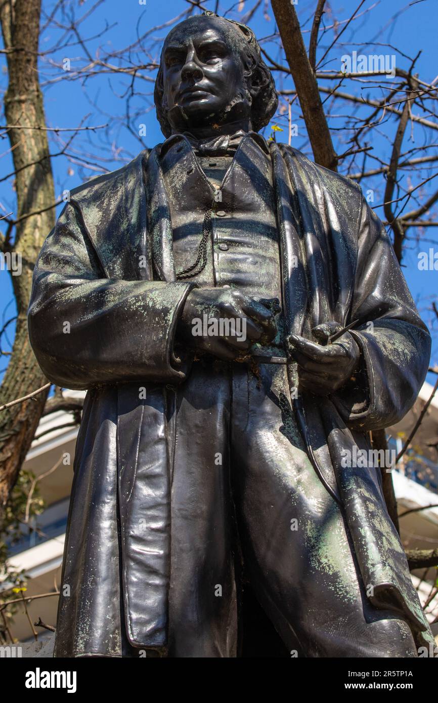 Londres, Royaume-Uni - 20 avril 2023 : la statue de l'ingénieur historique Isambard Kingdom Brunel, située sur le remblai de Victoria à Londres, Royaume-Uni. Banque D'Images