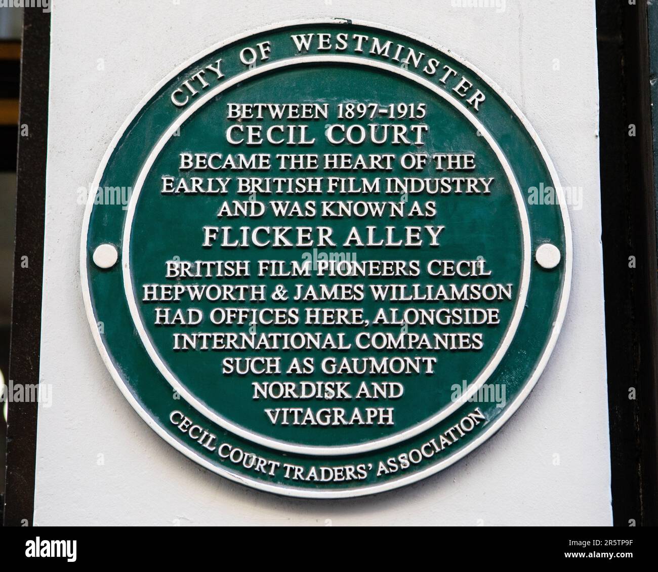 Londres, Royaume-Uni - 20 avril 2023: Plaque sur Cecil court à Londres, Royaume-Uni, détaillant comment la rue est devenue le cœur de l'industrie du film britannique et wa Banque D'Images