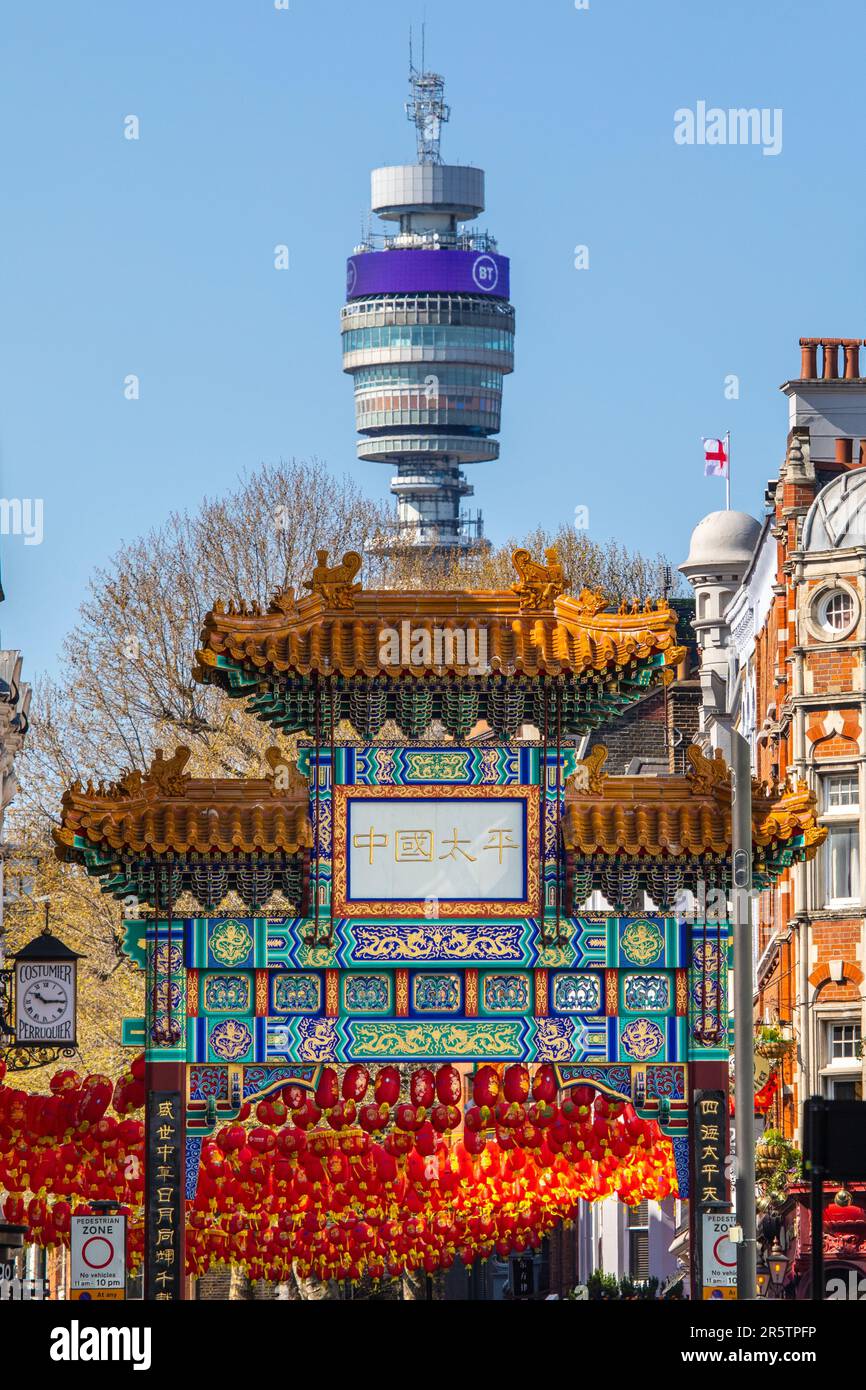 Londres, Royaume-Uni - 20 avril 2023 : une vue sur la porte de Chinatown avec la Tour BT en arrière-plan, à Londres, Royaume-Uni. Banque D'Images