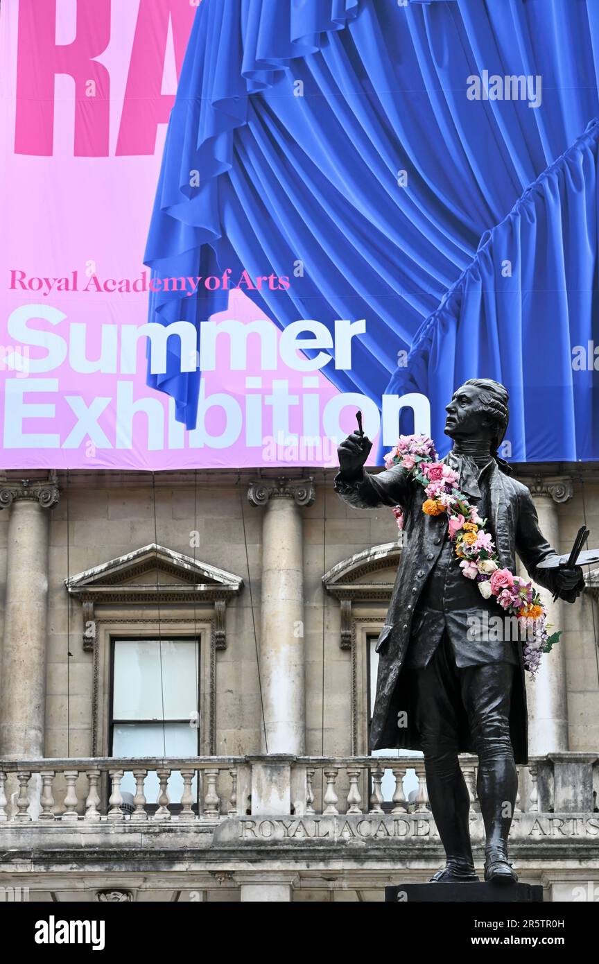 Londres, Royaume-Uni. 05th juin 2023. Londres, Royaume-Uni. Statue de Sir Joshua Reynolds, Burlington House. Vue presse pour l'exposition d'été de l'Académie royale des arts, Piccadilly. Le peintre britannique David Remfry RA prend les rênes comme coordonnateur de l'exposition. L'exposition d'été explore le thème de Only Connect, tiré de la célèbre citation de « Howards End » d'E.M Forster. Credit: michael melia/Alay Live News Credit: michael melia/Alay Live News Banque D'Images