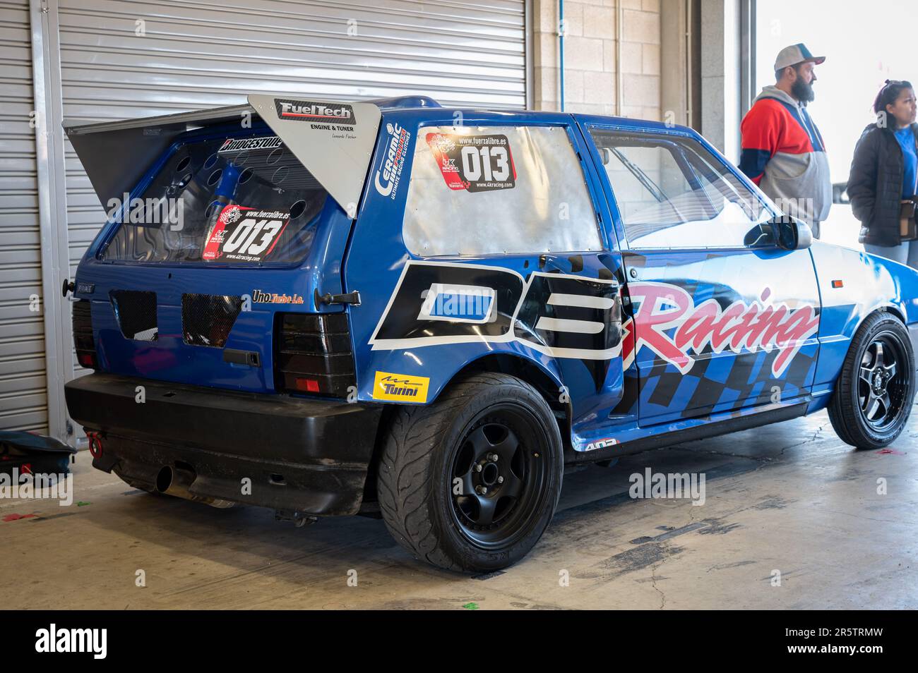 L'arrière d'une voiture de course Fiat Uno Drag dans le garage Banque D'Images