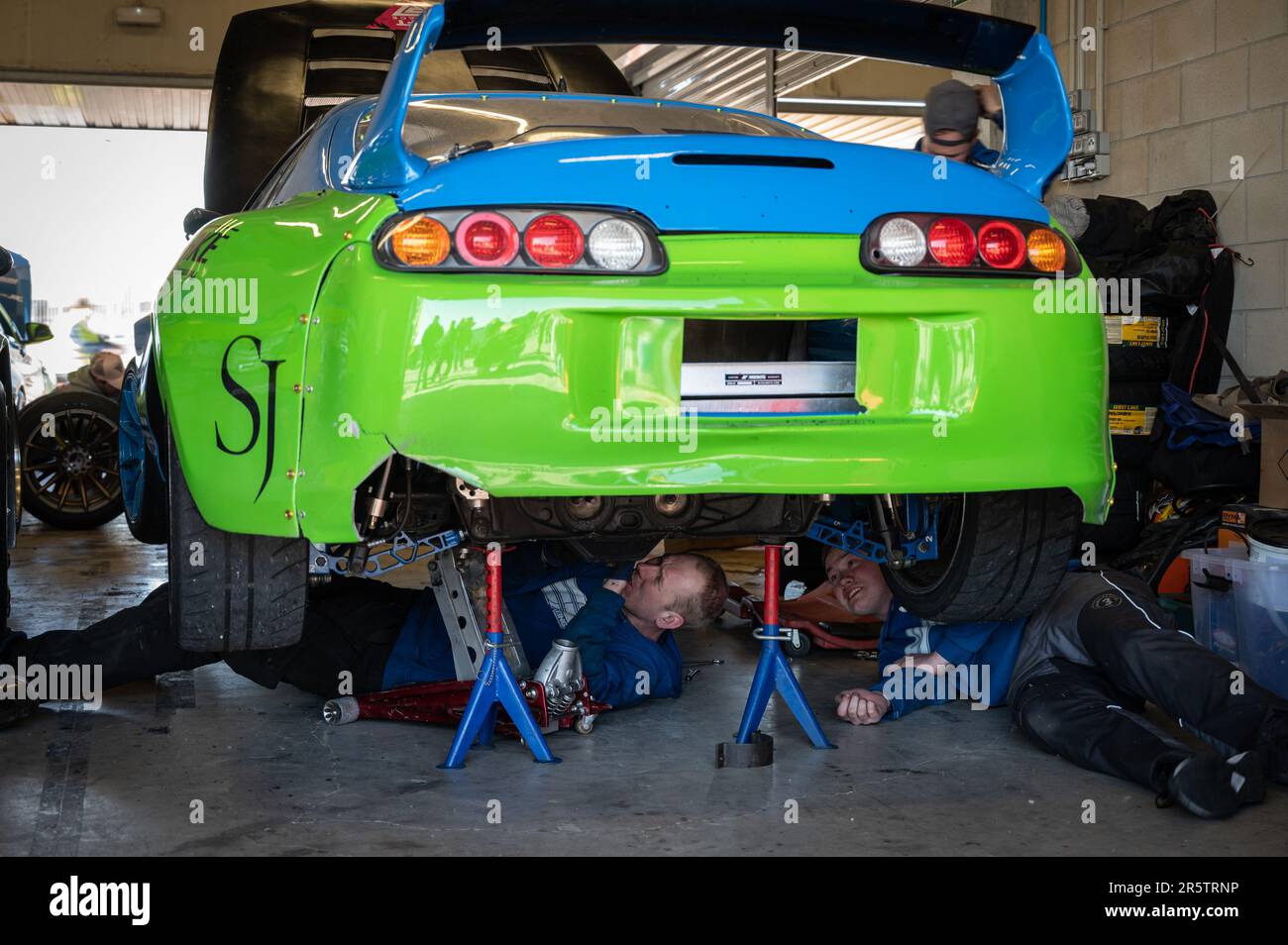 Un mécanicien répare la transmission d'une Toyota supra dérivant Banque D'Images