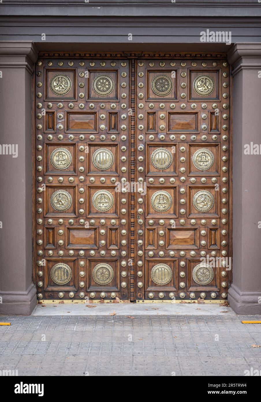La belle porte en bois avec des incrustations métalliques du général Captaincy de Barcelone, Espagne Banque D'Images