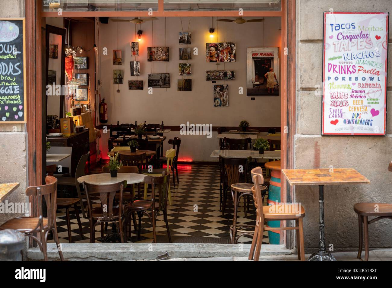 Un joli petit bar dans un coin du quartier gothique de Barcelone, Espagne Banque D'Images