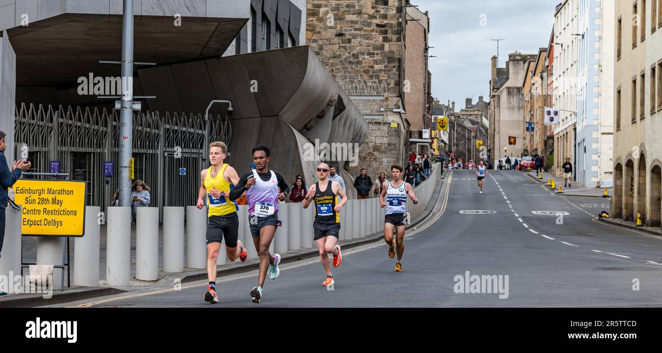 Les meilleurs coureurs qui ont couru dans le Marathon d'Édimbourg 2023, Canongate, Royal Mile, Écosse, Royaume-Uni Banque D'Images
