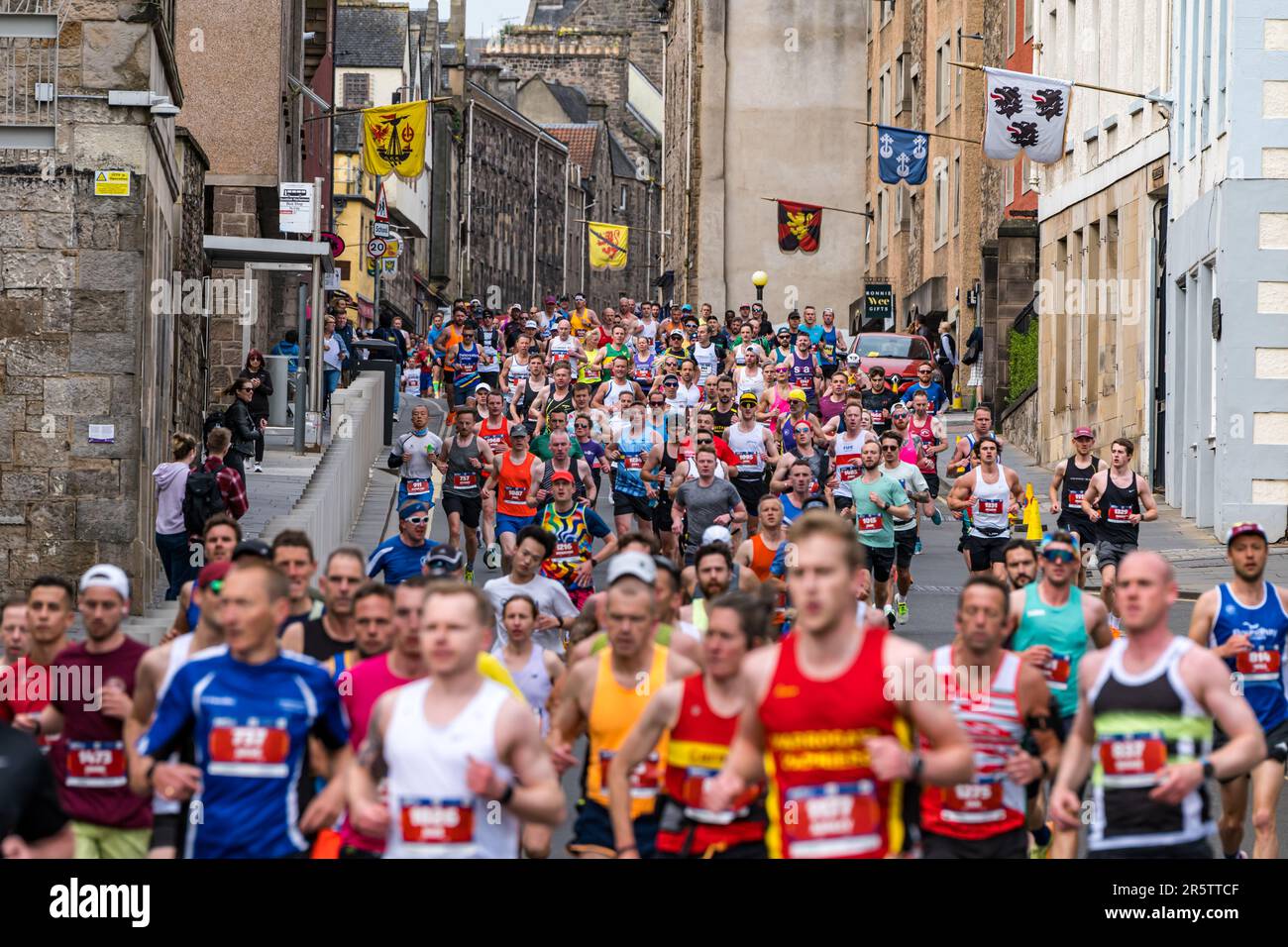 Une énorme foule de coureurs qui coulent à Edinburgh Marathon 2023, Canongate, Royal Mile, Écosse, Royaume-Uni Banque D'Images