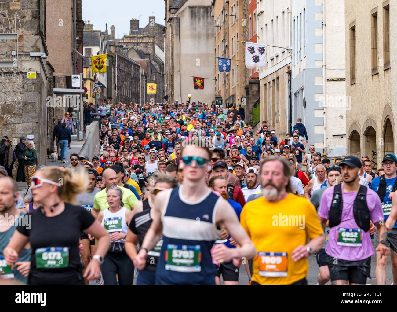 Une énorme foule de coureurs qui coulent à Edinburgh Marathon 2023, Canongate, Royal Mile, Écosse, Royaume-Uni Banque D'Images