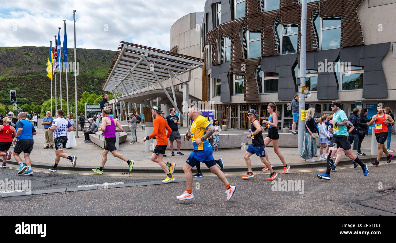Coureurs qui ont passé le Parlement écossais au Marathon d'Édimbourg 2023, Holyrood, Écosse, Royaume-Uni Banque D'Images