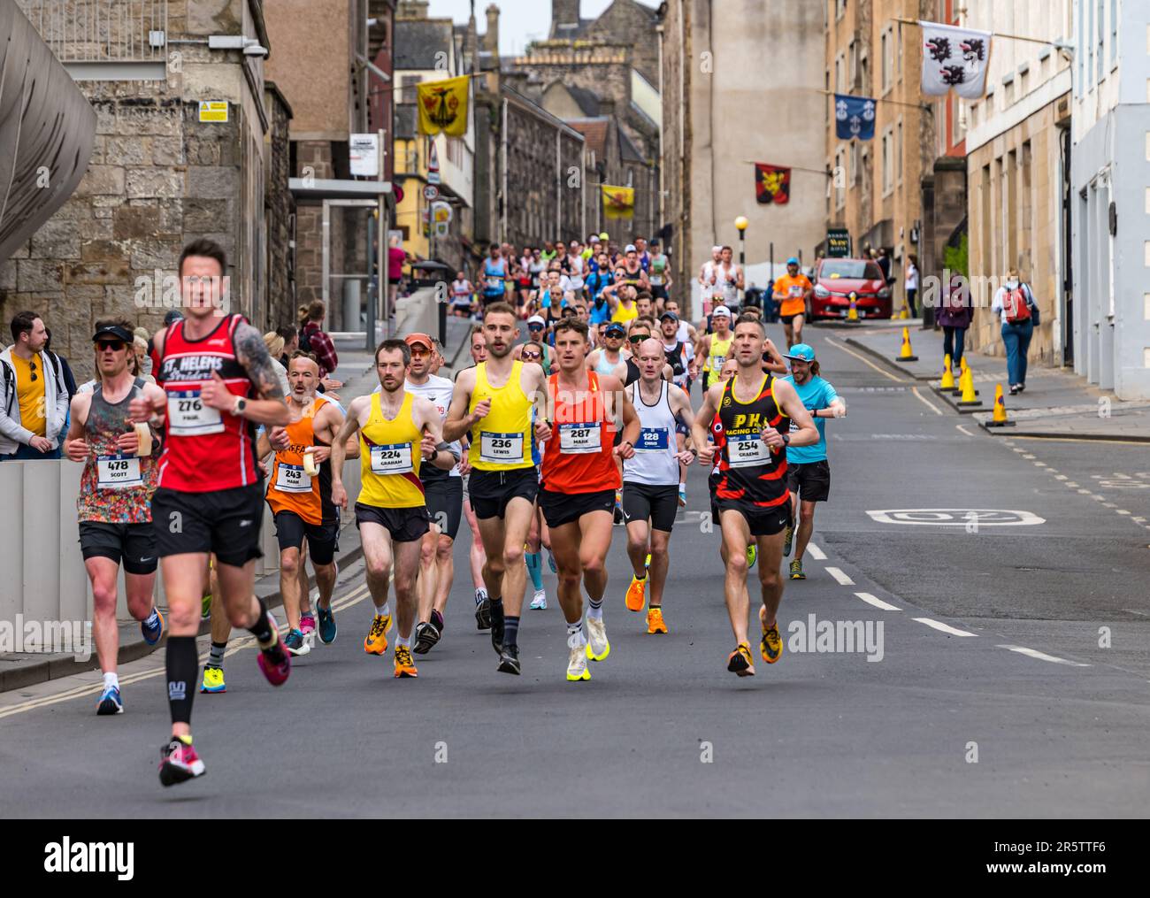 Coureurs en course au Marathon d'Édimbourg 2023, Canongate, Royal Mile, Écosse, Royaume-Uni Banque D'Images