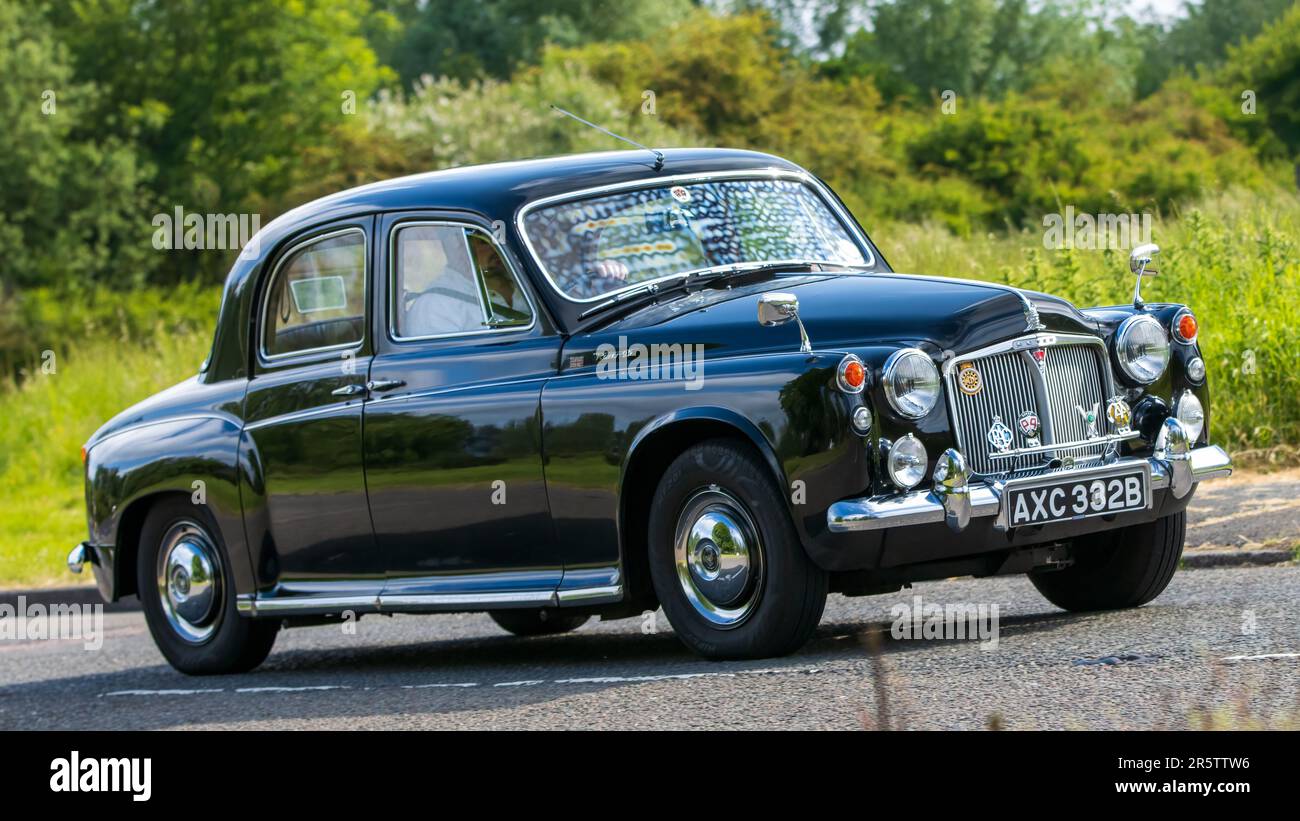 Stony Stratford, Royaume-Uni - 4 juin 2023 : voiture classique 1964 Black ROVER 95 voyageant sur une route de campagne anglaise. Banque D'Images