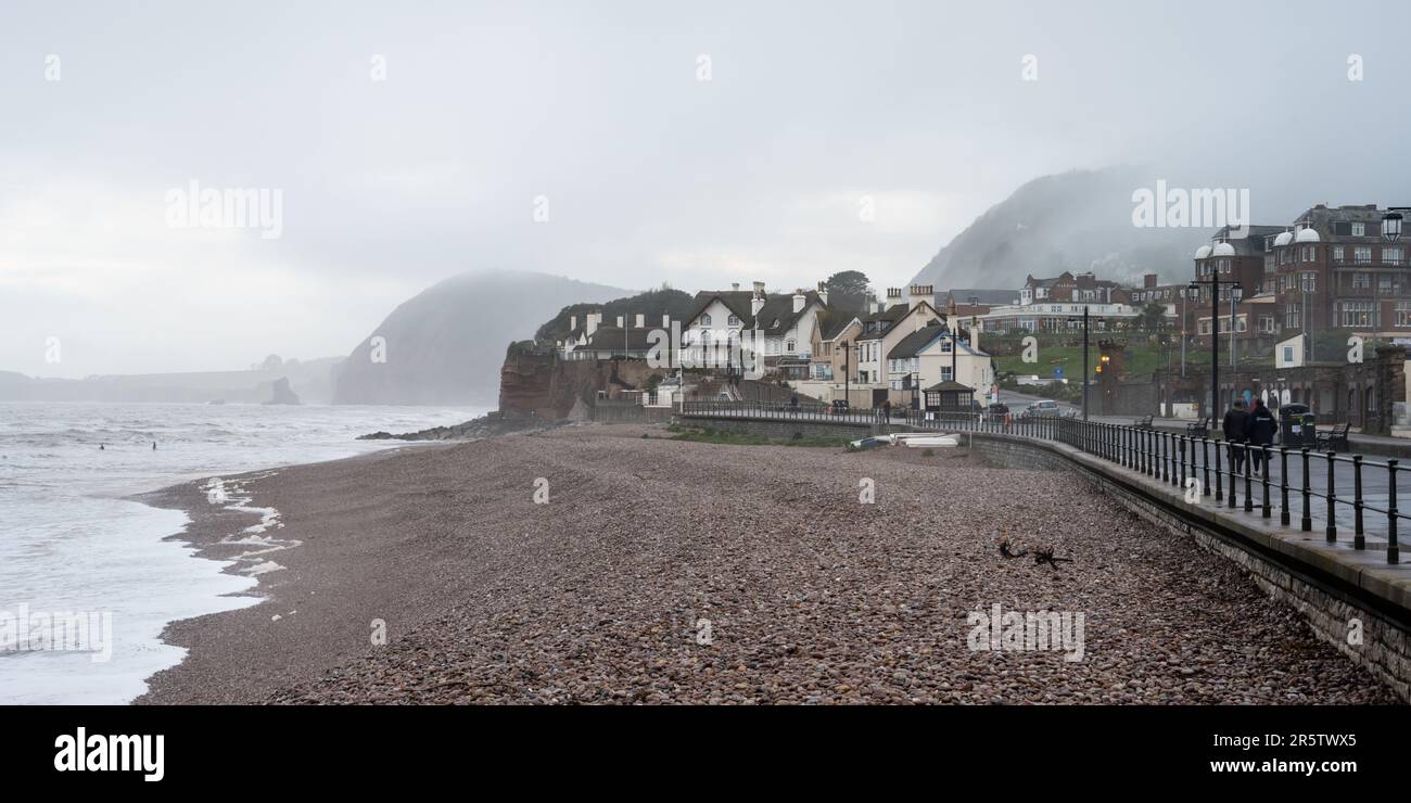Le mauvais temps souffle sur le front de mer de Sidmouth sur la côte jurassique de Devon. Banque D'Images
