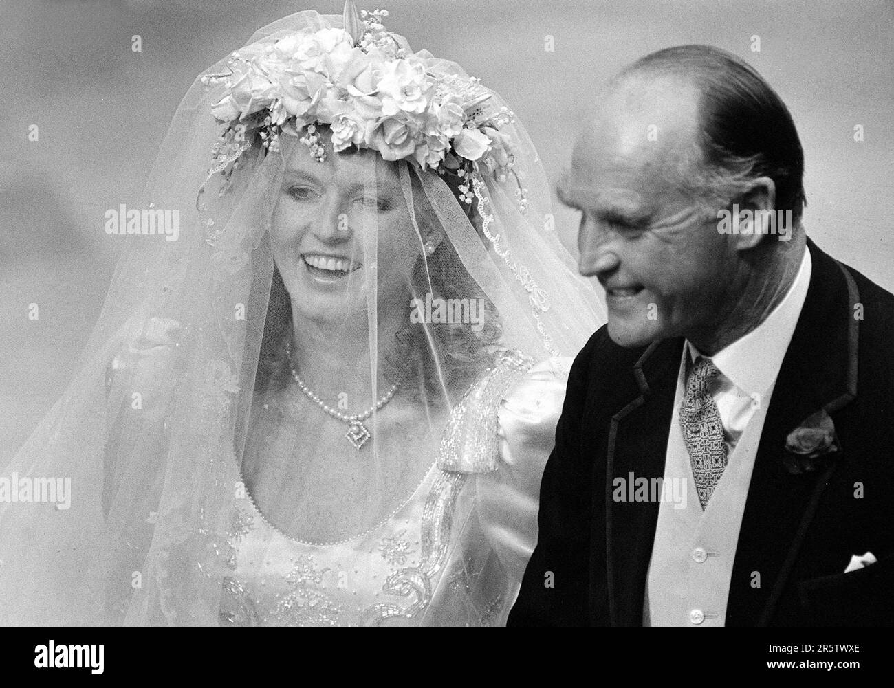 Photo du dossier datée du 23/07/86 de la duchesse de York le jour de son mariage avec son père, le major Ronald Ferguson. Ernest George Ronnie Brooksbank, jeune frère et sœur de August Brooksbank, deux ans, est né le 13th conformément au trône de l’année du couronnement du roi à la très heureuse princesse Eugénie et à son mari Jack Brooksbank. Ronnie est un clin d’œil à Sarah, duchesse du père de York, l’ancien maître de polo royal Ronald Ferguson, décédé en 2003. Date de publication : lundi 5 juin 2023. Banque D'Images