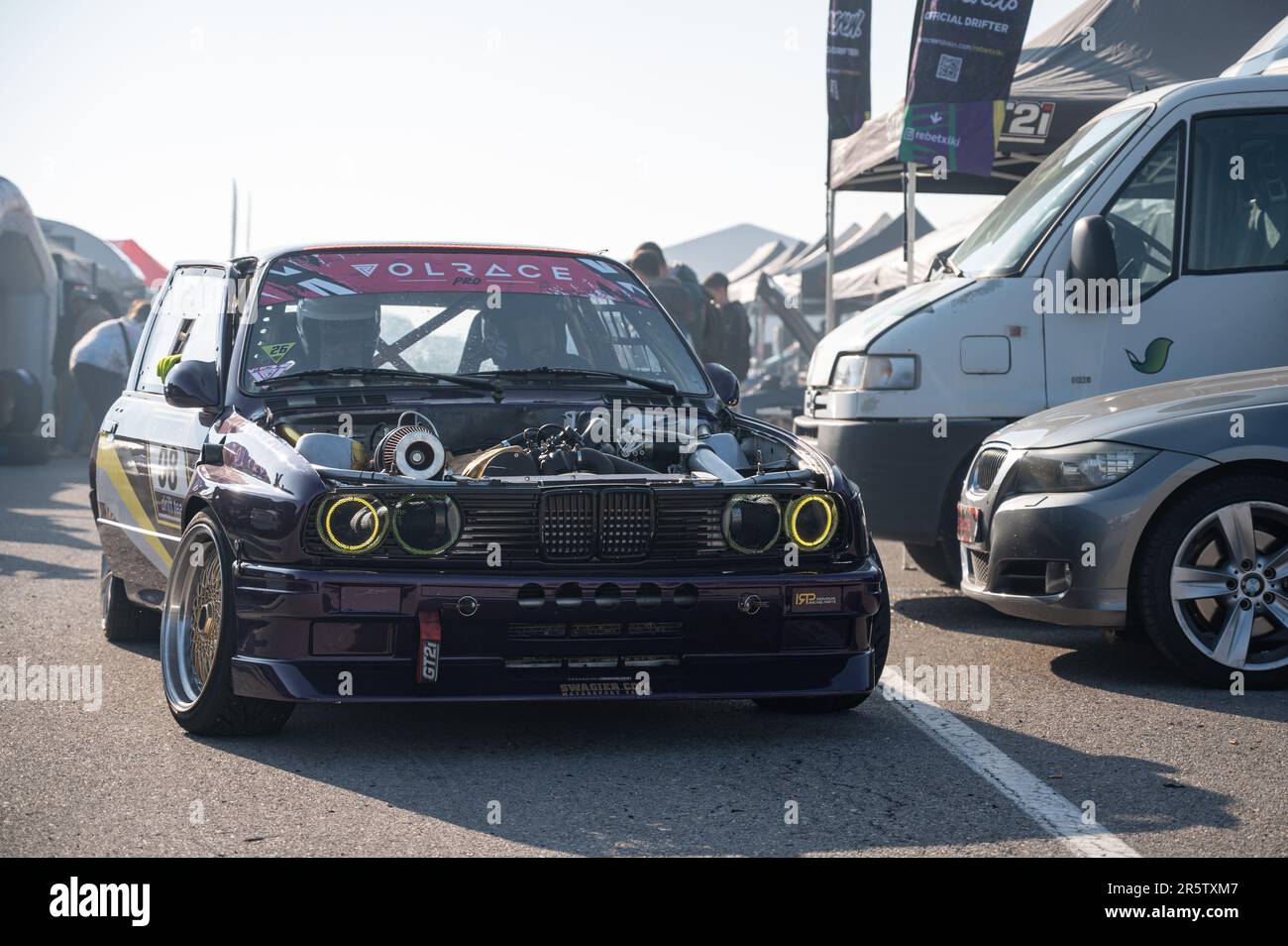 Détail d'une BMW E30 de course sans le capot, vous pouvez voir le moteur modifié pour la course de dérive Banque D'Images