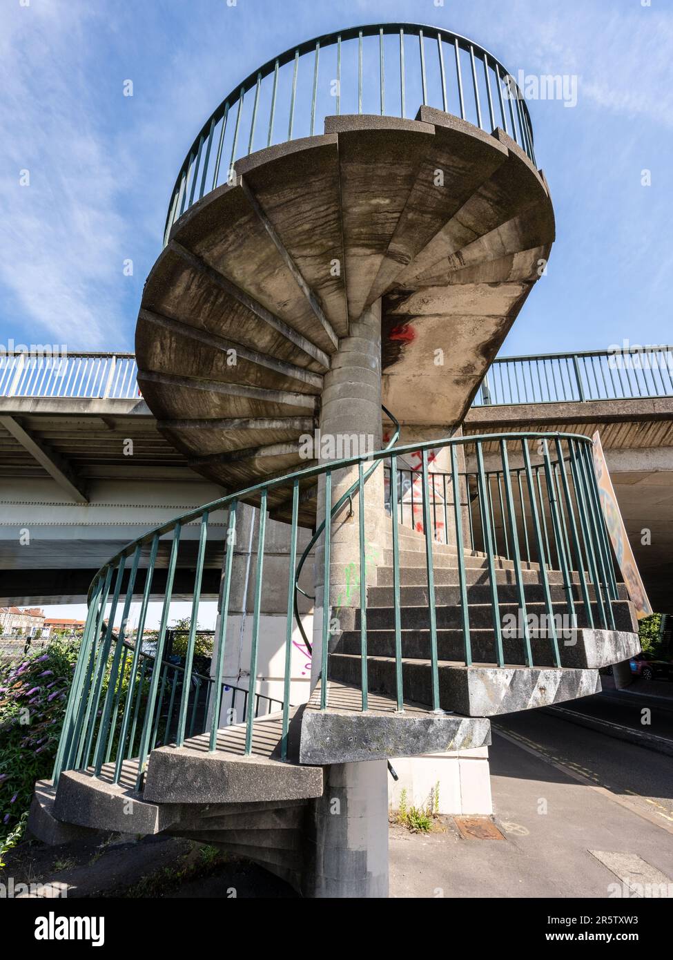 Un escalier en spirale en béton mène du quai du port flottant de Bristol au pont Swing de Plimsoll. Banque D'Images