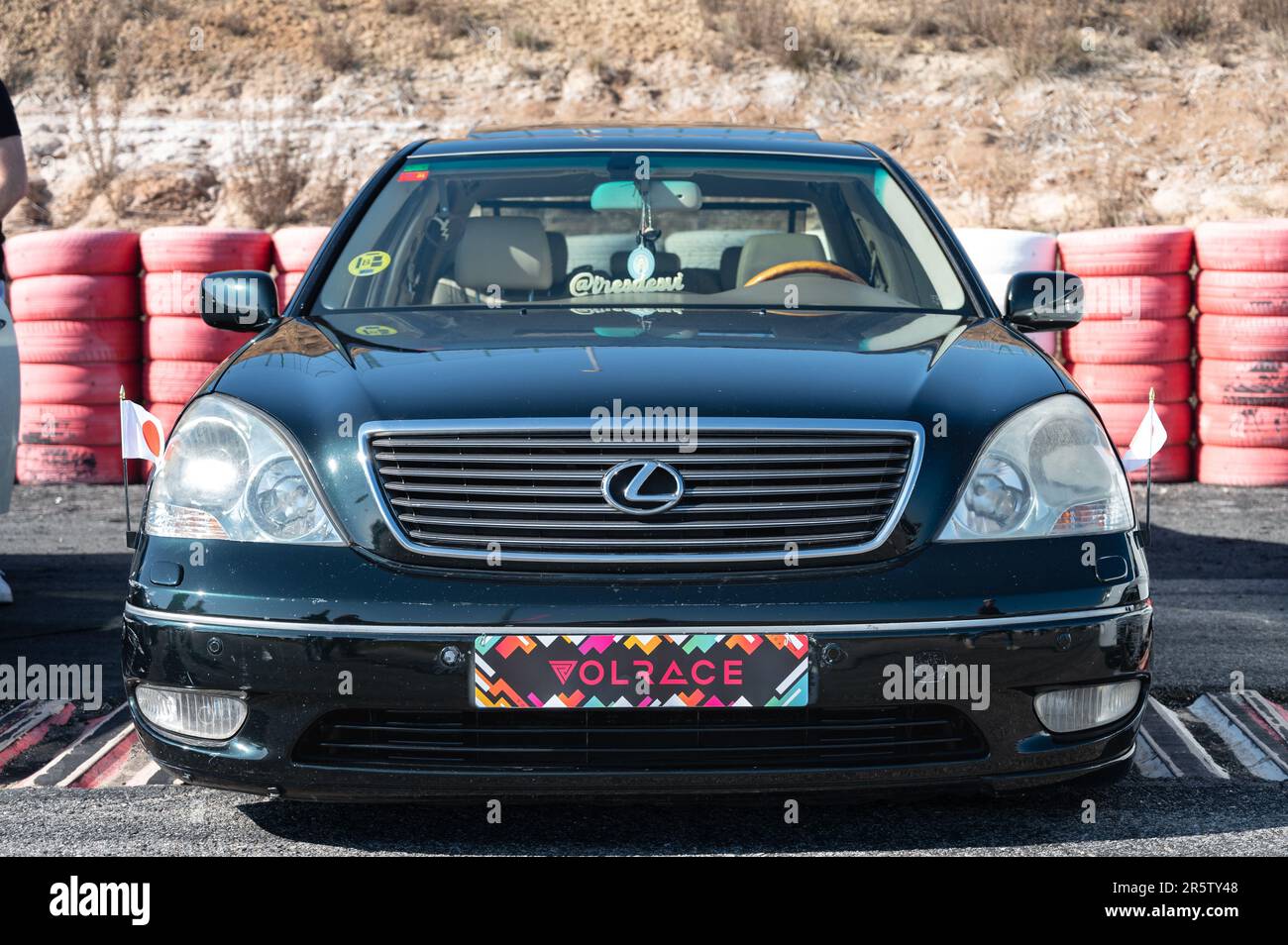 Détail d'une voiture de luxe japonaise classique, c'est une Lexus EST 400 avec des drapeaux japonais sur les côtés, il est noir Banque D'Images