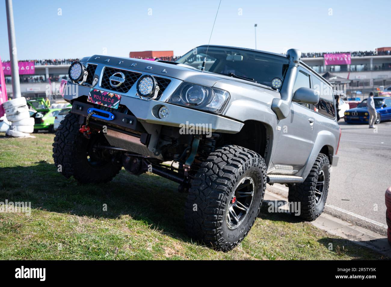 Détail d'un véhicule tout-terrain japonais, c'est une Nissan Patrol de  cinquième génération de la série Y61 en gris Photo Stock - Alamy