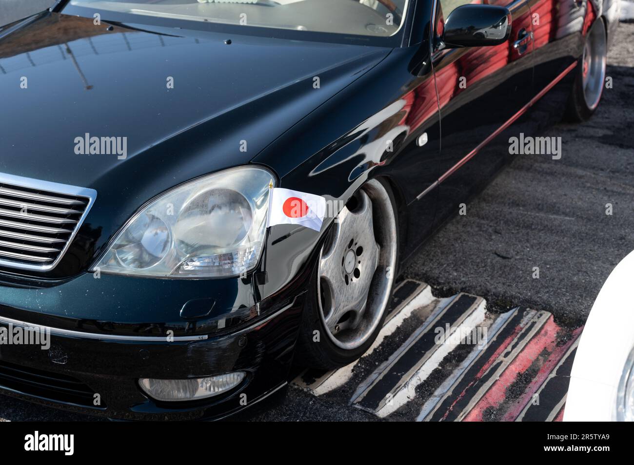 Détail d'une voiture de luxe japonaise classique, c'est une Lexus EST 400 avec des drapeaux japonais sur les côtés, il est noir Banque D'Images
