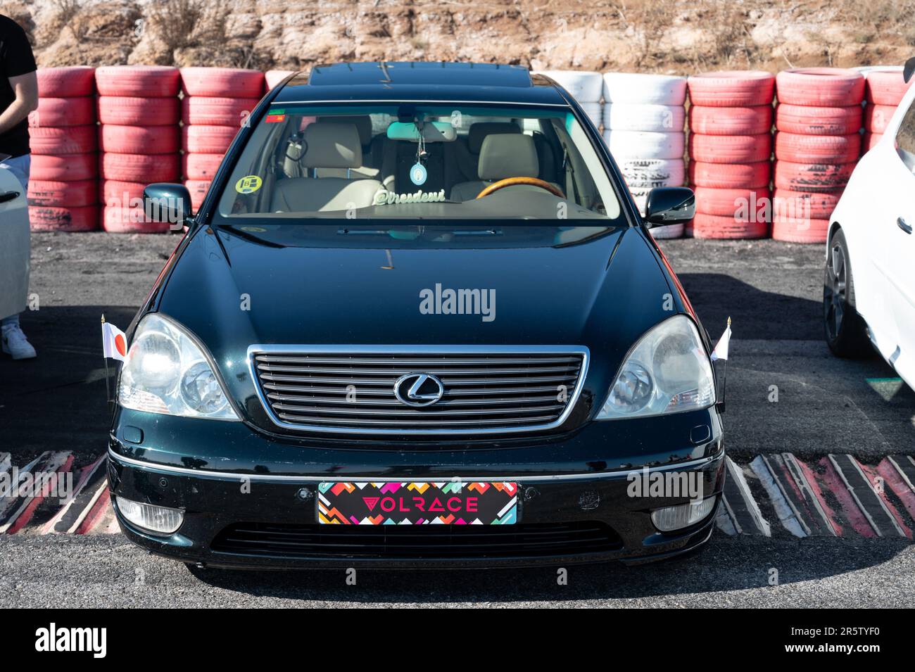 Détail d'une voiture de luxe japonaise classique, c'est une Lexus EST 400 avec des drapeaux japonais sur les côtés, il est noir Banque D'Images