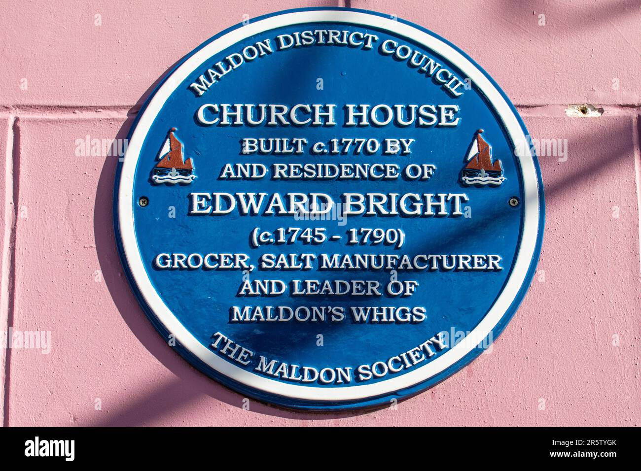 Essex, Royaume-Uni - 24 mars 2023 : une plaque bleue sur la maison de l'église à Maldon, Essex, marquant l'endroit où vit autrefois le célèbre résident de Maldon Edward Bright Banque D'Images