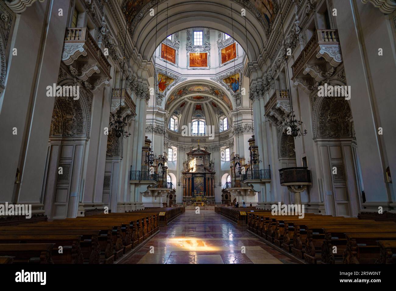 Salzbourg, Autriche - 06.01.2023: Belle cathédrale de Salzbourg à l'intérieur avec des peintures colorées et une belle lumière du soleil Banque D'Images