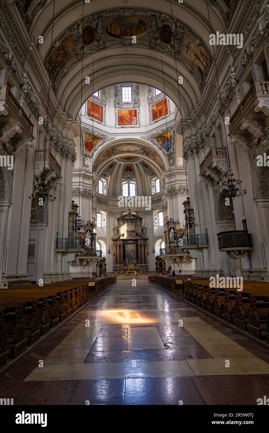 Salzbourg, Autriche - 06.01.2023: Belle cathédrale de Salzbourg à l'intérieur avec des peintures colorées et une belle lumière du soleil Banque D'Images