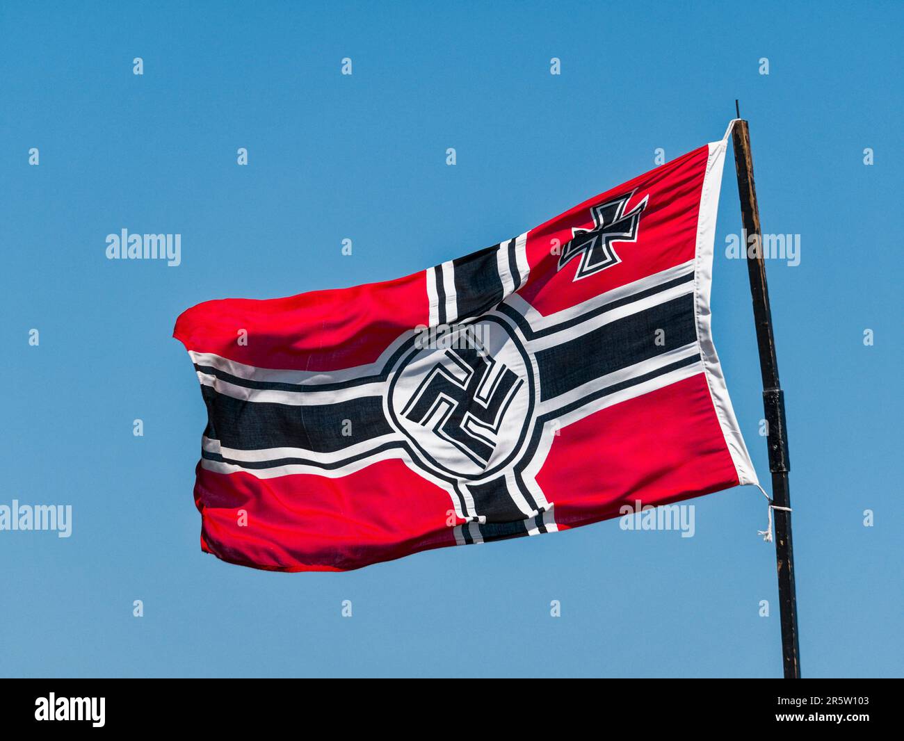 Symbole de la croix gammée sur un drapeau nazi de la guerre mondiale 2 avec espace de copie Banque D'Images