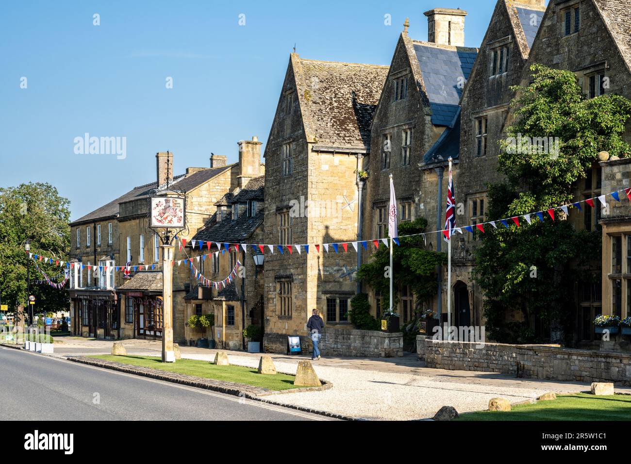 Le Lygon Arms, une auberge de coaching de 17th siècle, et d'autres vieux bâtiments pittoresques en pierre de Cotswold sont décorés avec des coulées pendant un fete d'été dans le Banque D'Images