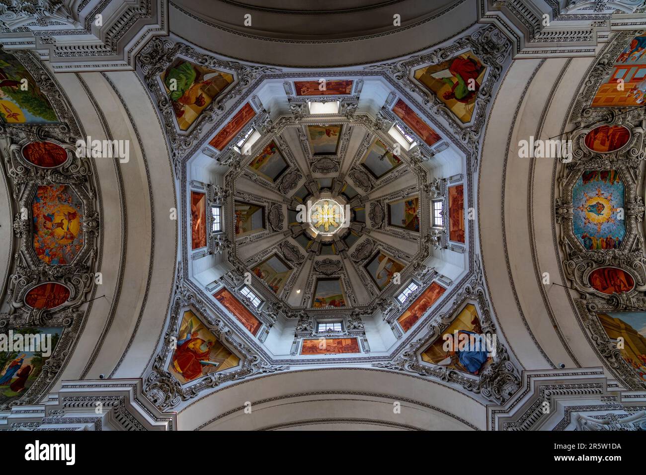 Salzbourg, Autriche - 06.01.2023: Plafond de la belle cathédrale de Salzbourg à l'intérieur avec des peintures colorées et une belle lumière du soleil Banque D'Images